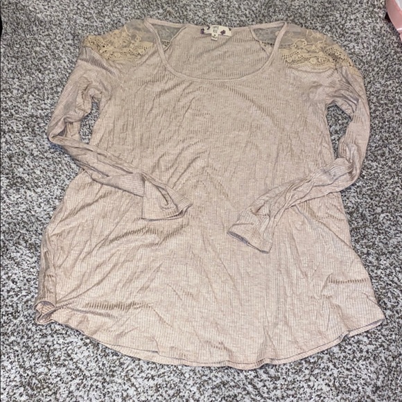 Hippie Rose Tops - Hippie rose cream colored ribbed top lace shoulder